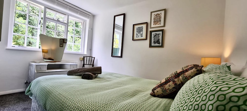 Stylish Central House Next To Warwick Castle view 4