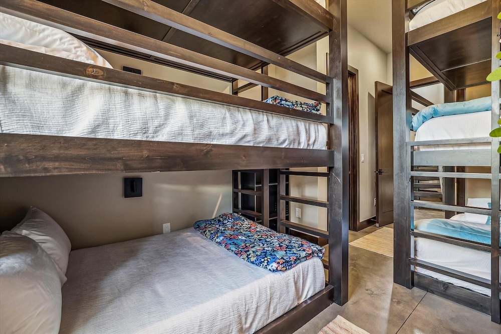 The Crowne Summit 6 Bedroom Home