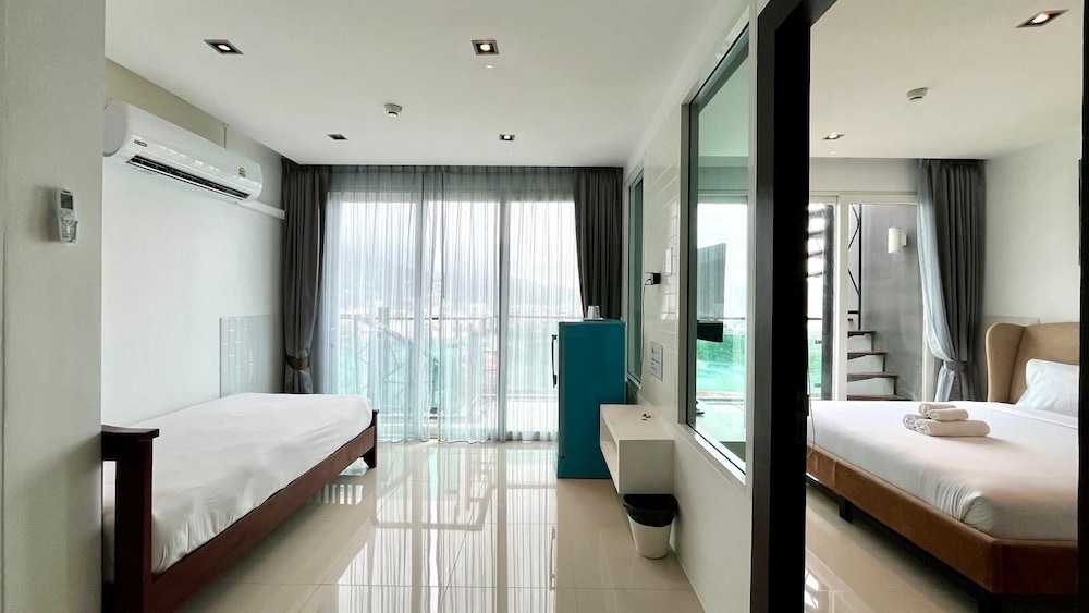 Emerald 702 - Triplex Penthouse With Stunning View