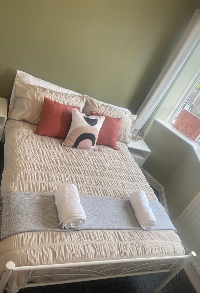 Stunning 2-bed Apartment in Twickenham view 2