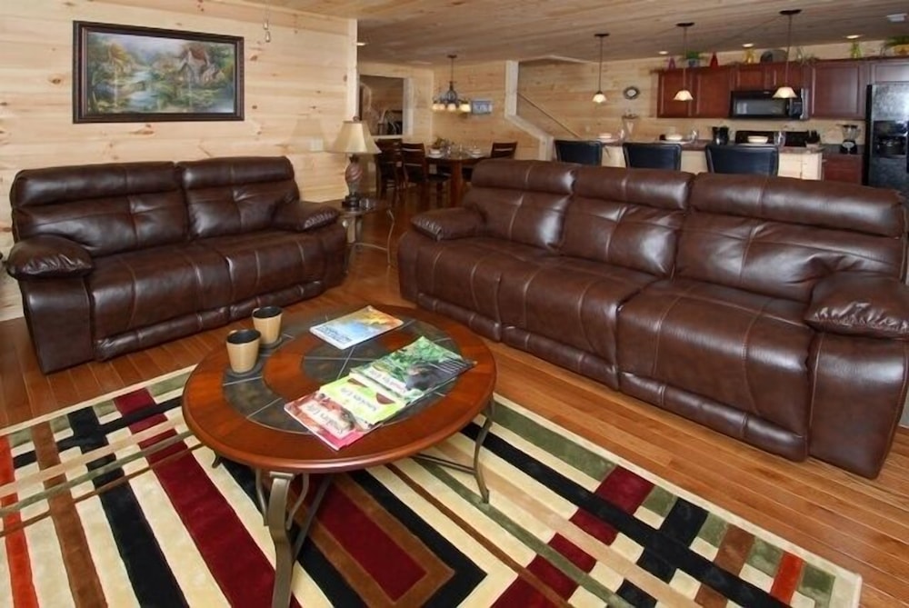 Smoky's Summit - 4 Bedrooms, 4 Baths, Sleeps 14 Home by RedAwning
