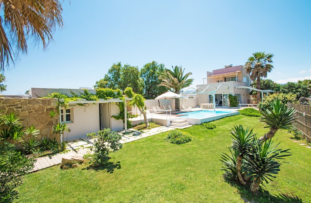 Almirikia Villa