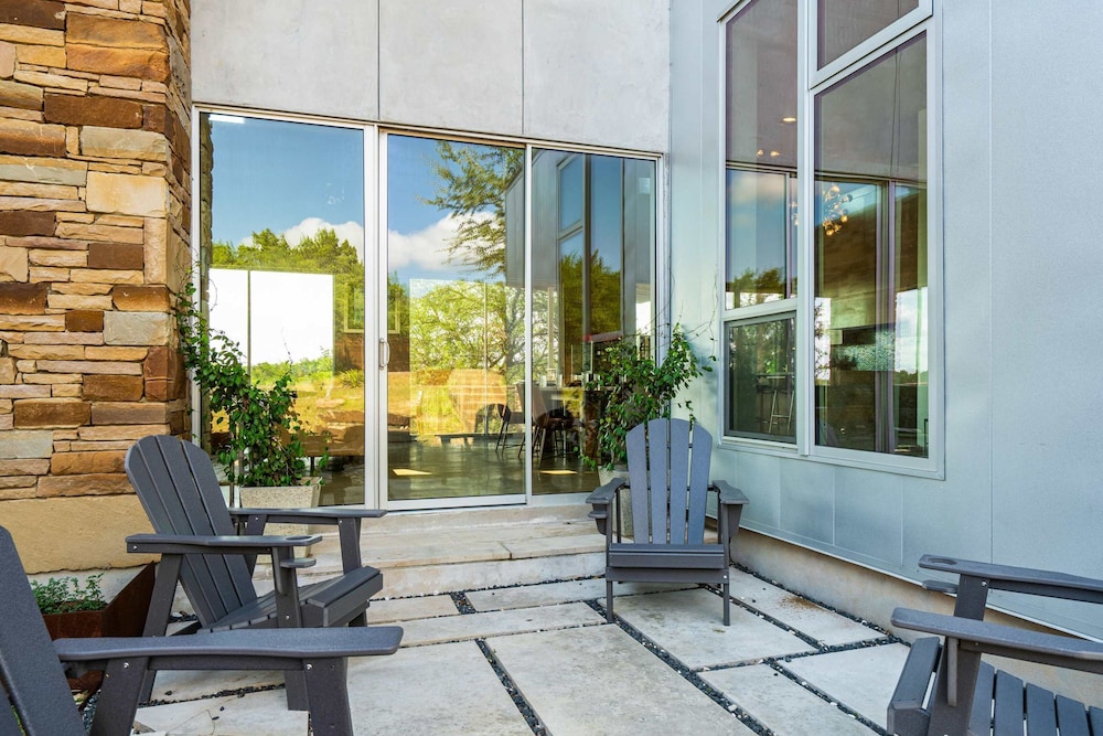 Luxury 7BR Hill Country Gem With Barndominium