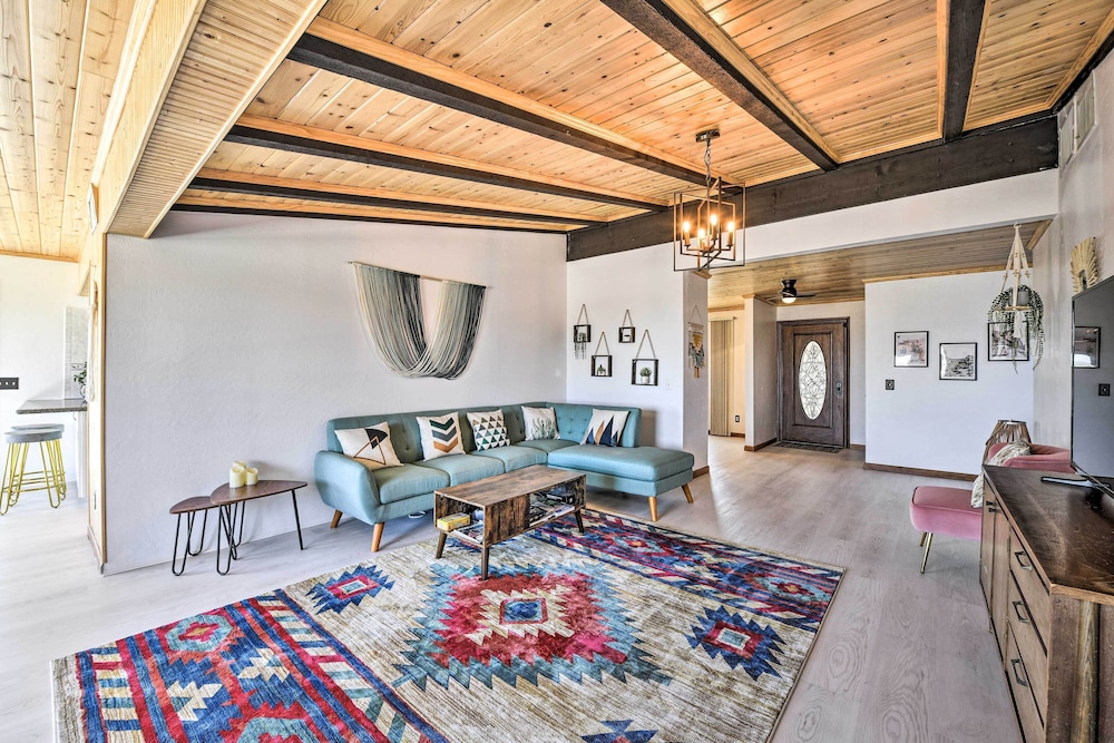 Chic Joshua Tree Pad w/ Mountain Views  Hot Tub - Property Image 30