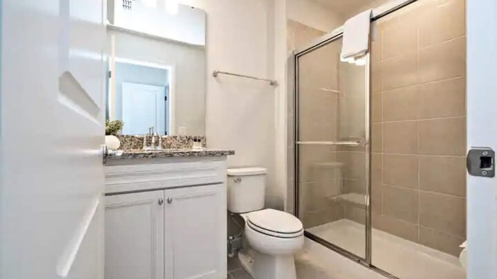 Modern 5BR Townhouse w Private Pool Near Disney