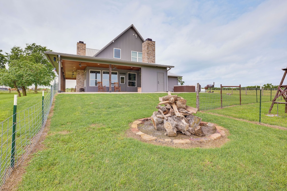 Modern Bryan Farmhouse on 1 Acre w/ Hot Tub!