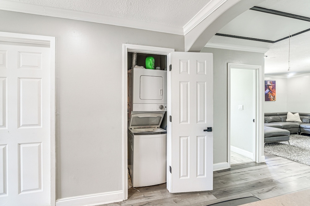 Walkable Apt 2 Mi to Dtwn: Houston Retreat!