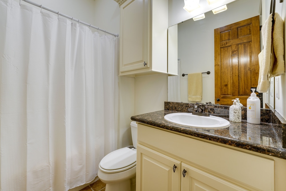 Oxford Vacations - Large, Elegant Home < 2 Miles to Ole Miss! - Property Image 17