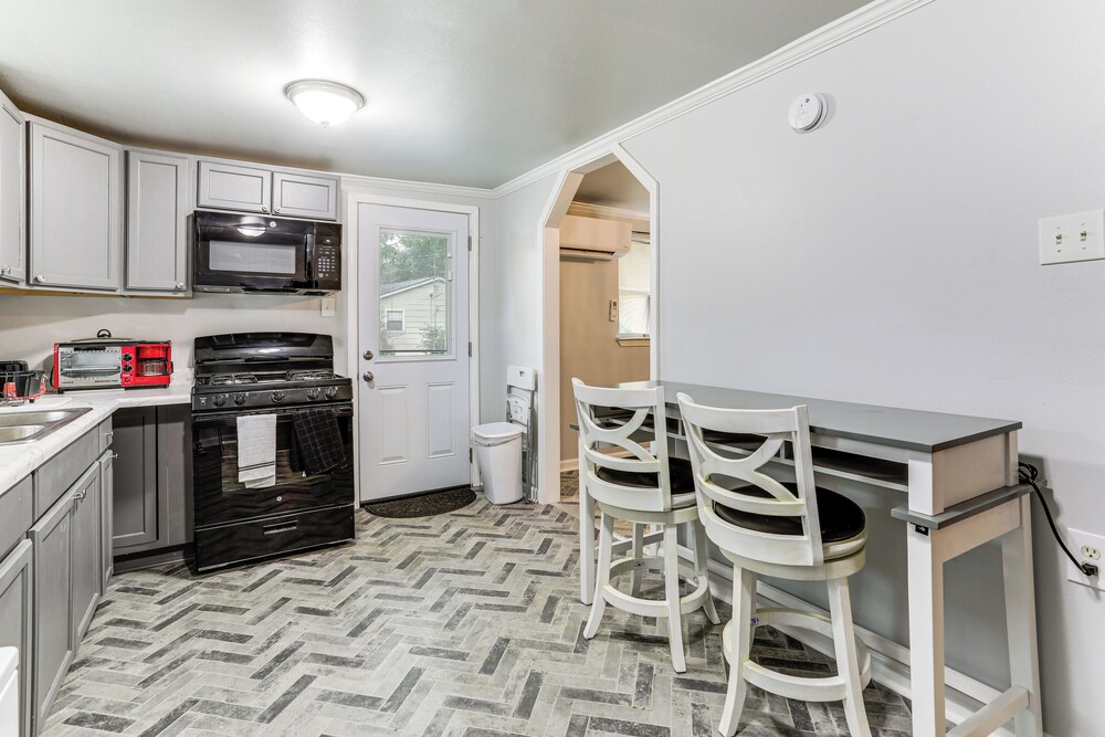14 Mi to Downtown Baton Rouge: Plaquemine Retreat
