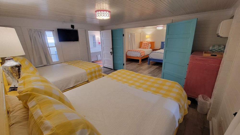 Twelve Palms Cottage by Tybee Vacation Rentals