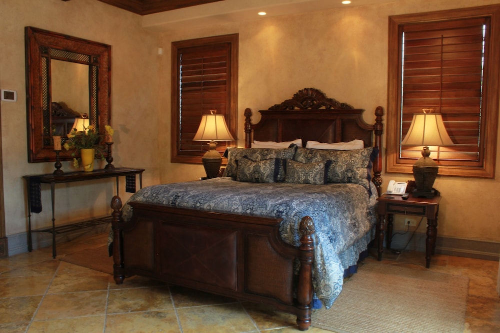 CR Luxury Los Sueños Condos