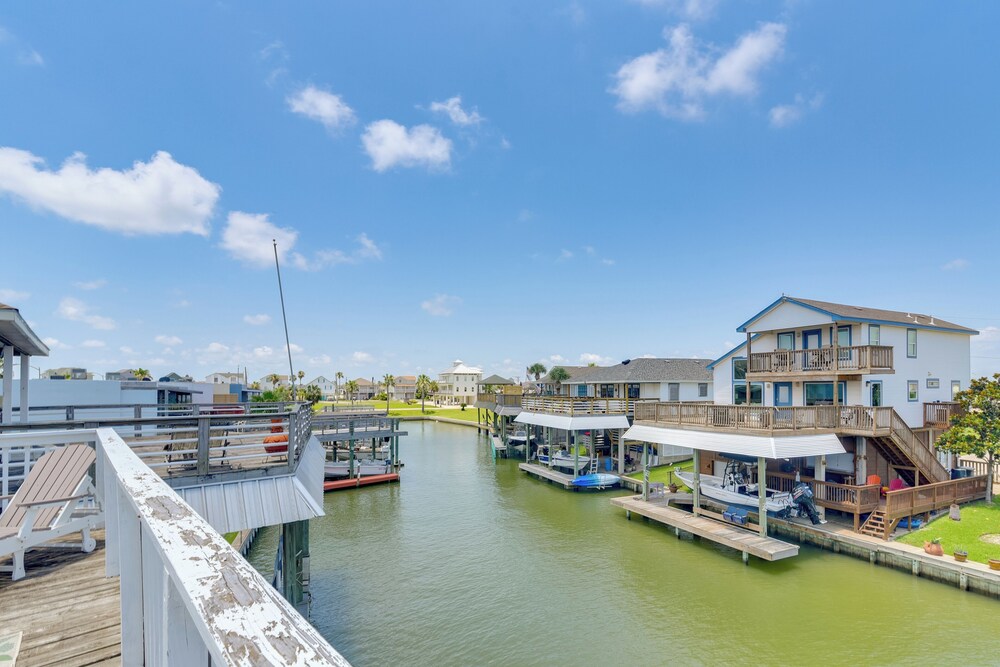 Boat Slip + Decks: Waterfront Gem Near Galveston!