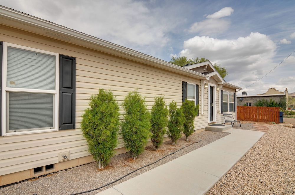 Utah Retreat - Hot Tub, Deck & Near National Parks view 4