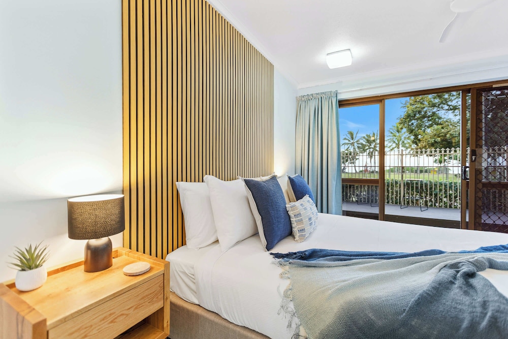 Rainforest Reef Retreat - Esplanade Ground-floor Apartment