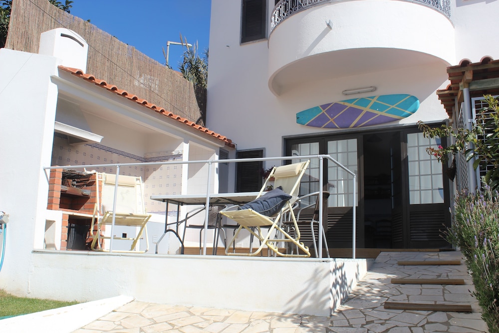 Ericeira Chill Hill Hostel & Private Rooms - Peach Garden