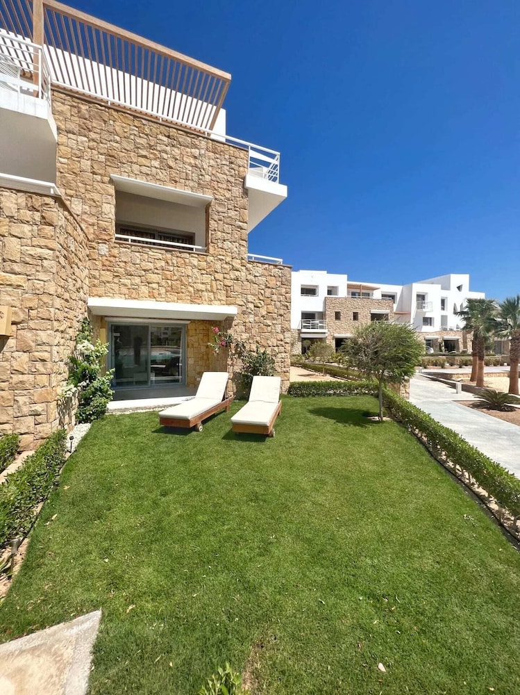 Xuru Stays I Lagoonfront Easy 1bdr @ Swan Lake El Gouna