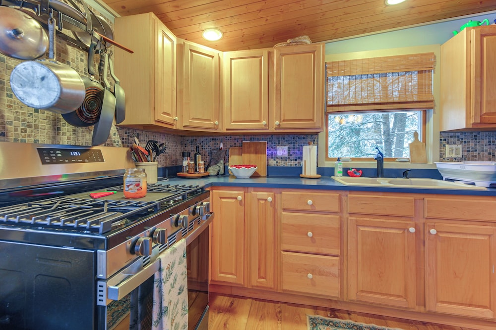 Cozy Ski Retreat! 3 Mi to Okemo Mtn Slopes