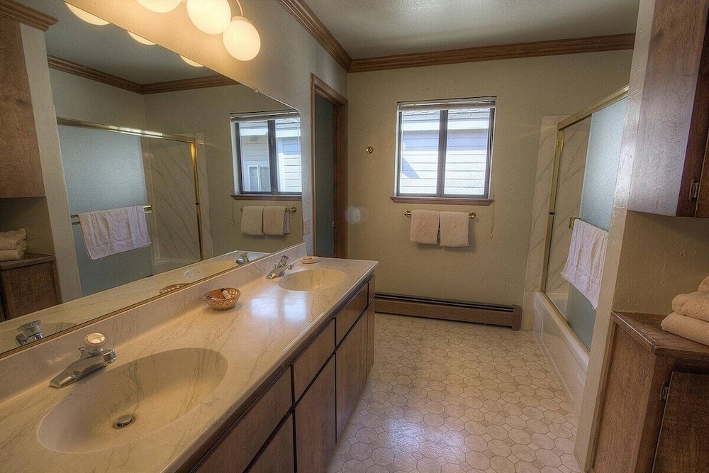 Tkh1226 - Emerald Lodge 6 Bedroom Home