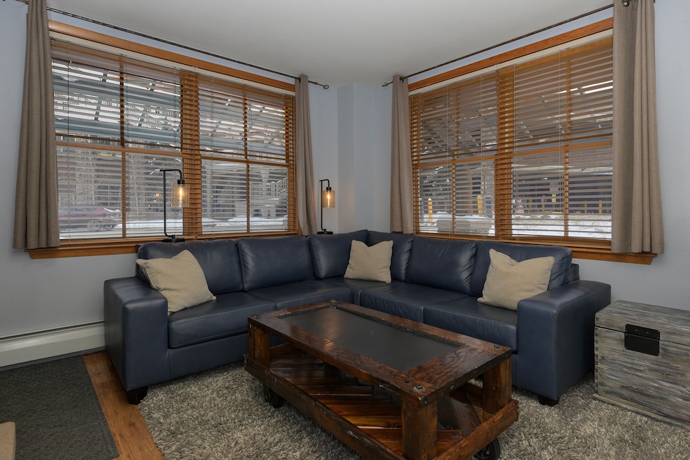 Premium Unit 1100 - One Bedroom - Zephyr Mountain Lodge 1 Condo