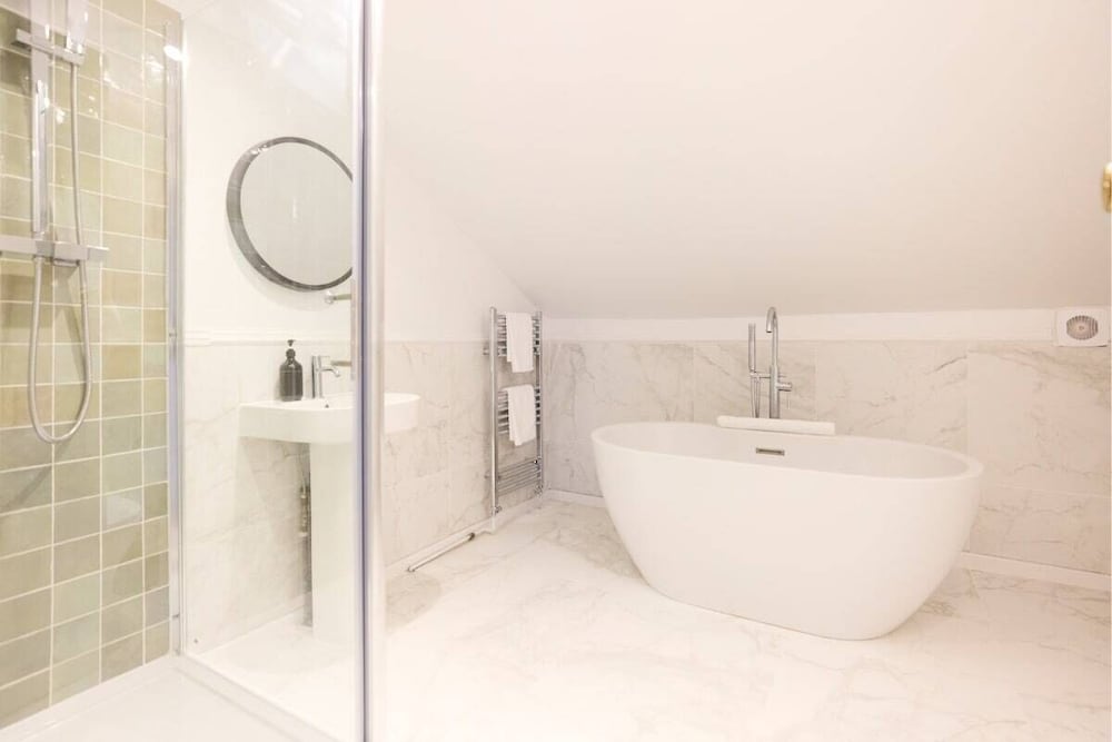 The Wray Crescent Retreat - Dazzling 5bdr House With Parking + Garden