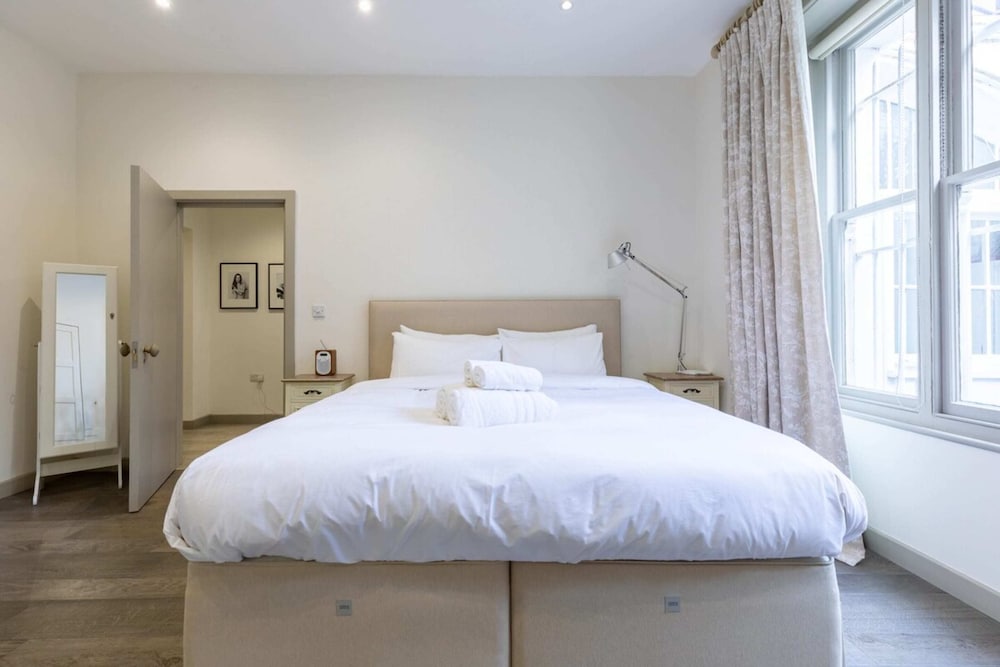 Elegant 2BD Flat 5 Mins to Kensington Gardens!