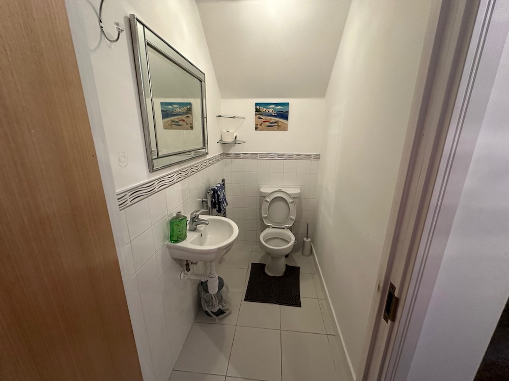 Beautiful Family Town Home With Private Parking