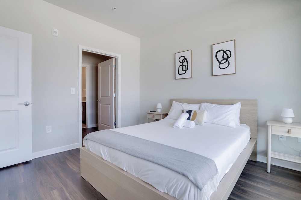Spacious 2BR Apt with Den W Balcony
