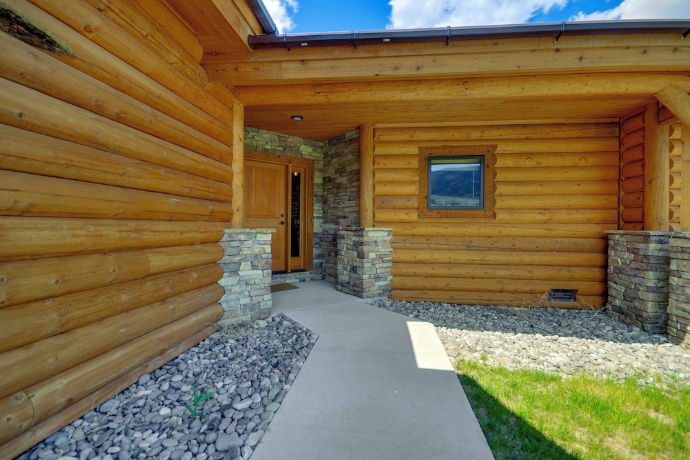 Spacious Cody Townhome: Private River Access!