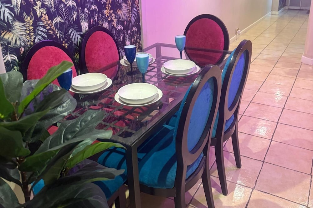 1 Bed Flat - Sleeps 5 - Pet Friendly - Parking