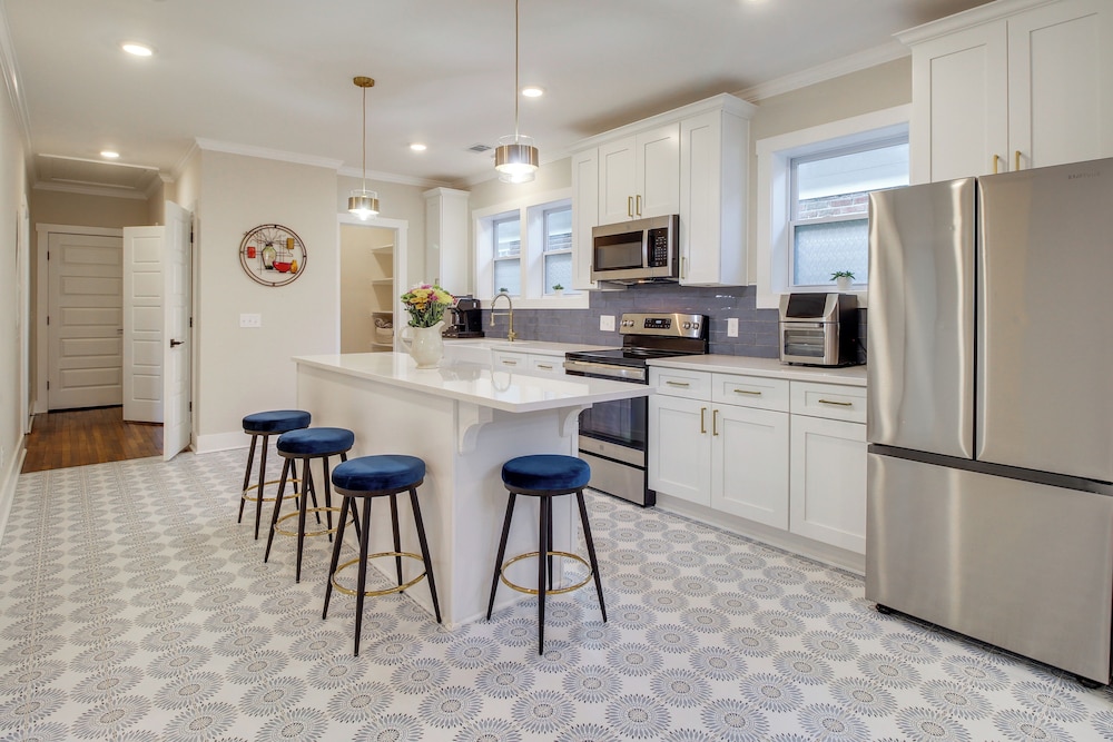 Private Balcony: Spacious, Updated Savannah Apt!