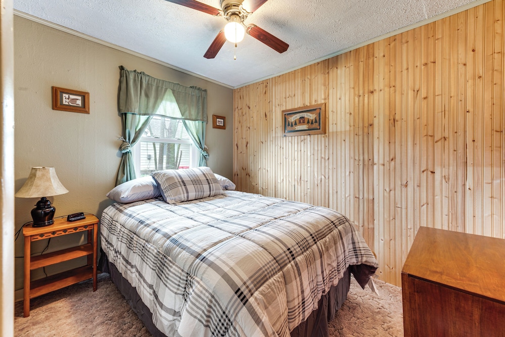 Charming Spirit Lake Home - 6 Mi to Arnolds Park!