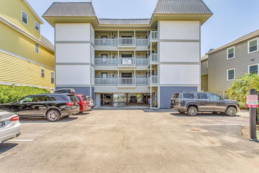 Beachfront Oasis w/ Pool Access in Surfside Beach!