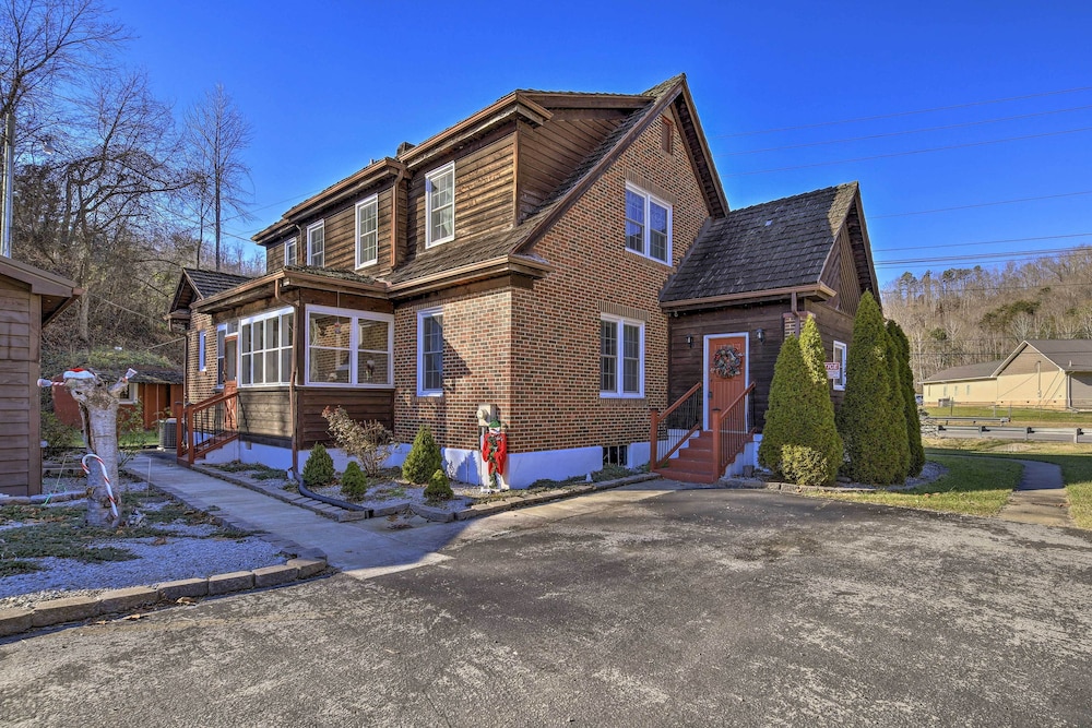Half-mi to Dawkins Rail Trail: Family Home w/ Yard view 5