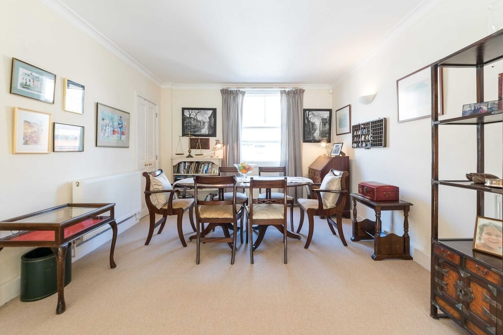 Elegant 3 Bedroom Home Located in South Kensington