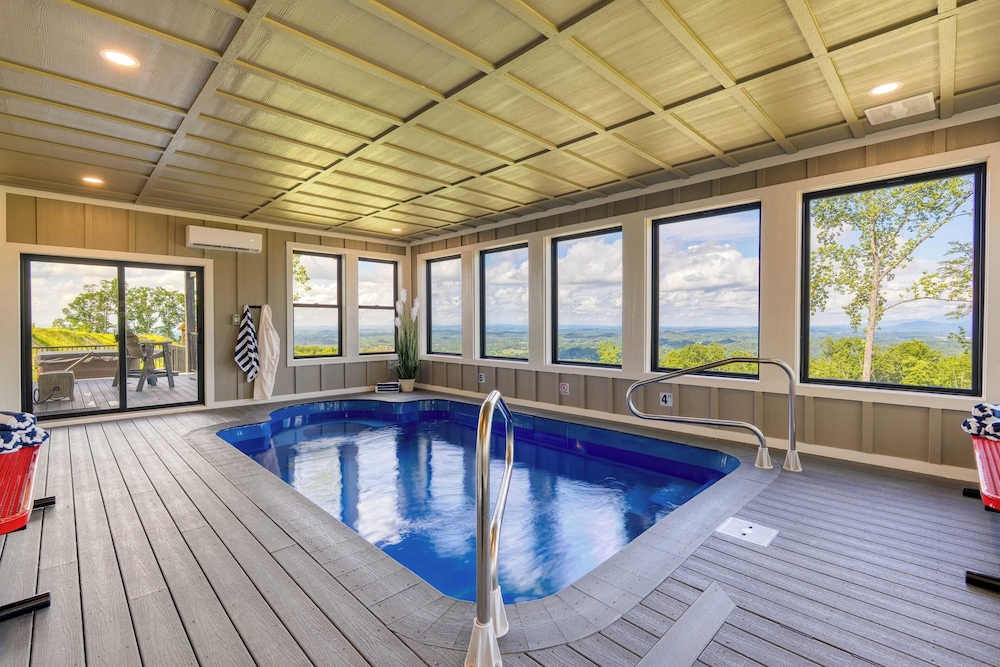 Luxury Group Retreat w/ Indoor Pool, Arcade & 56-mile Views Grand Vista Retreat