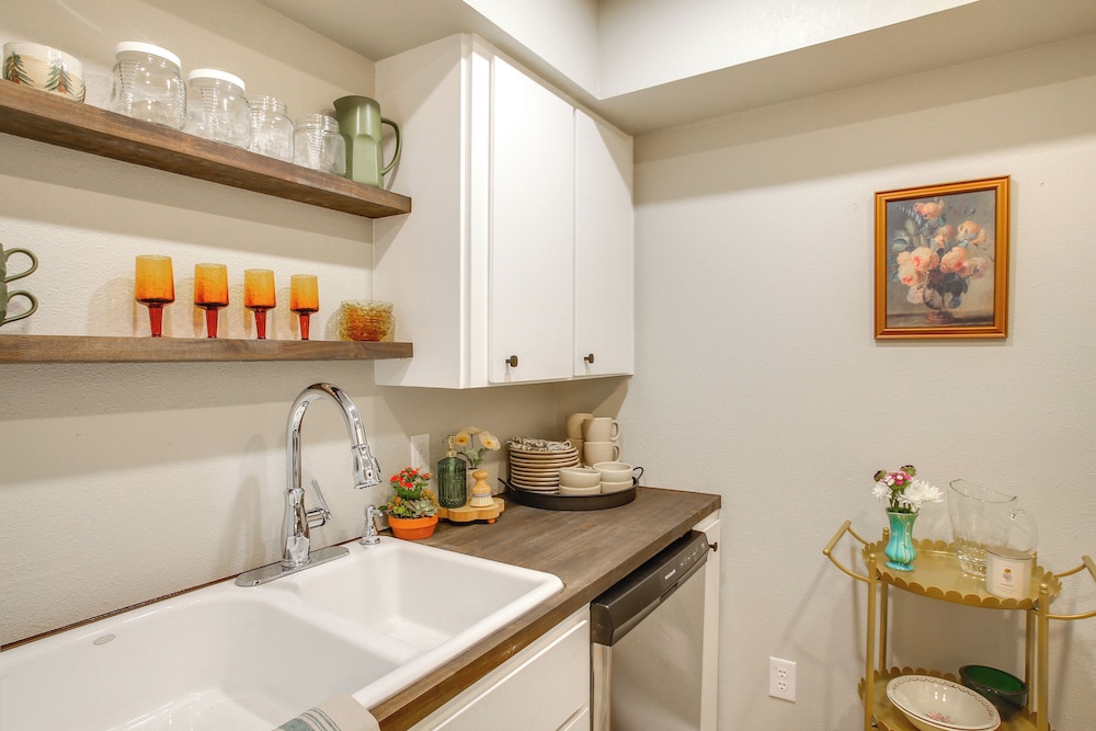 Twin Lakes Retreat: Lake, Pool & Golf Access!