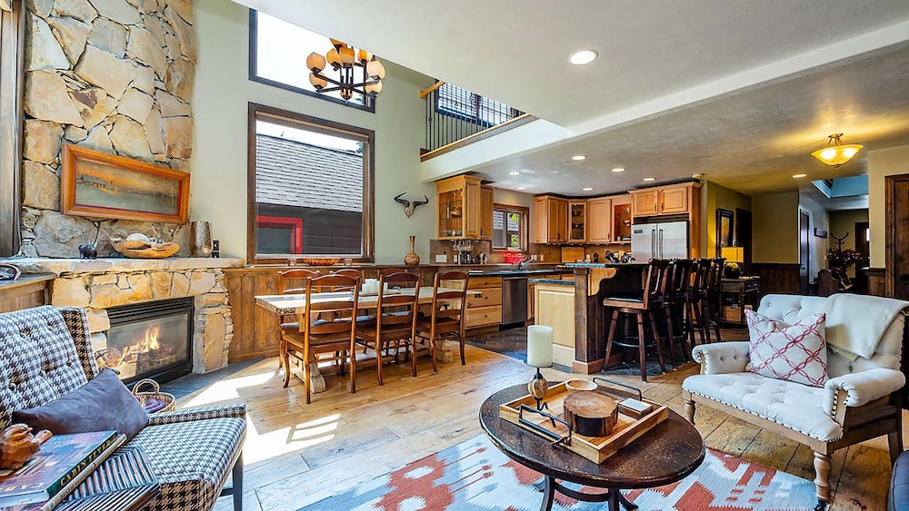 Red Hawk by Avantstay Charming Cabin w Theatre Spa 5mins to Deer Valley Mtn