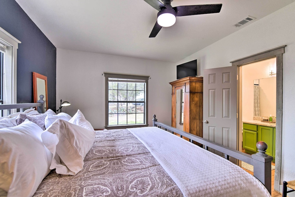 Graford Cabin w/ Rooftop Deck & Lake Views! view 3