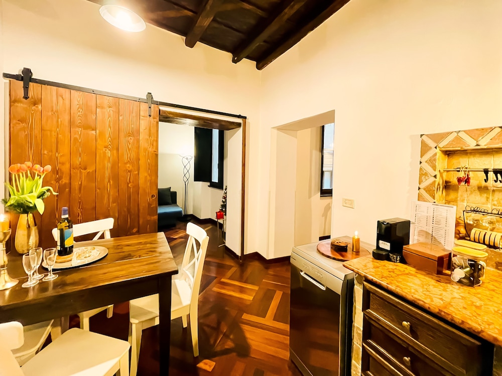 Trevi Fountain Stylish Guesthouse