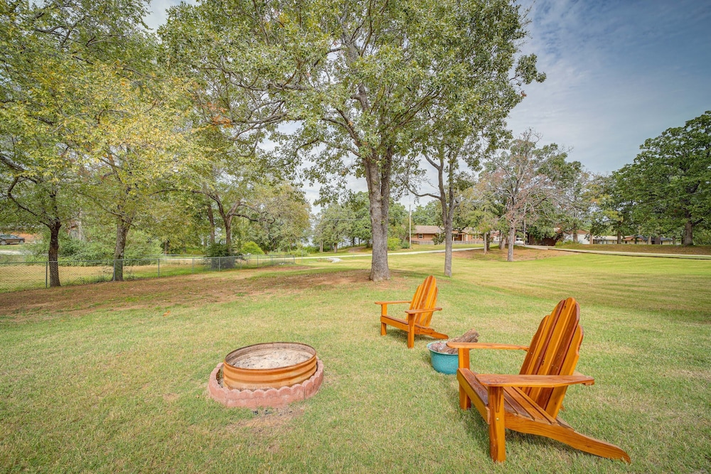 Cozy Checotah Retreat w/ Deck Near Eufaula Lake view 5