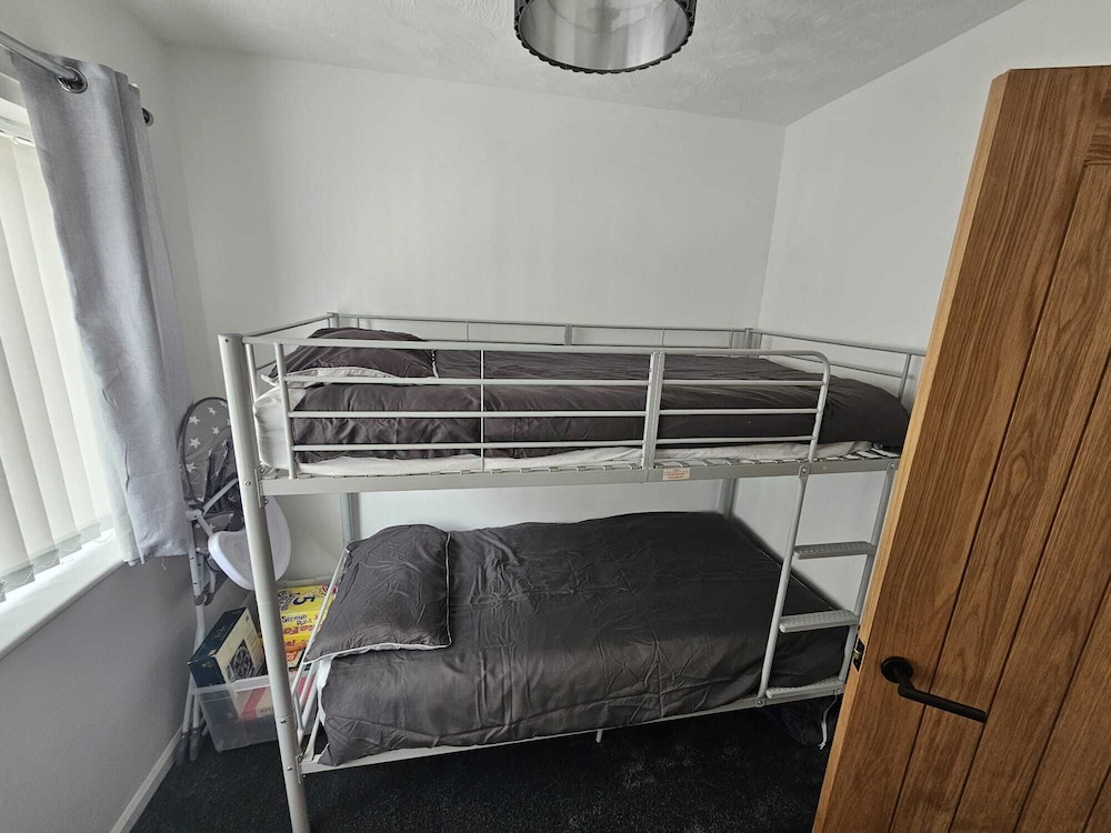 3-beds, Sleeps 6 Walking Distance to Castle & Town view 2