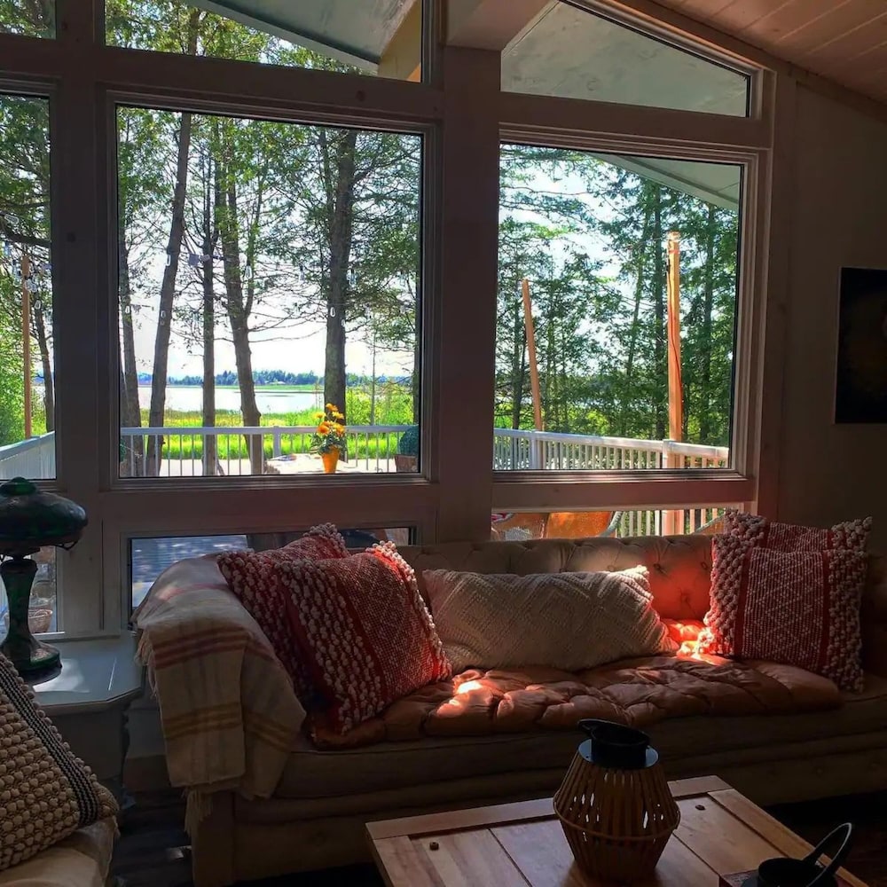 Bright Spacious Chalet on Lake Huron - Private