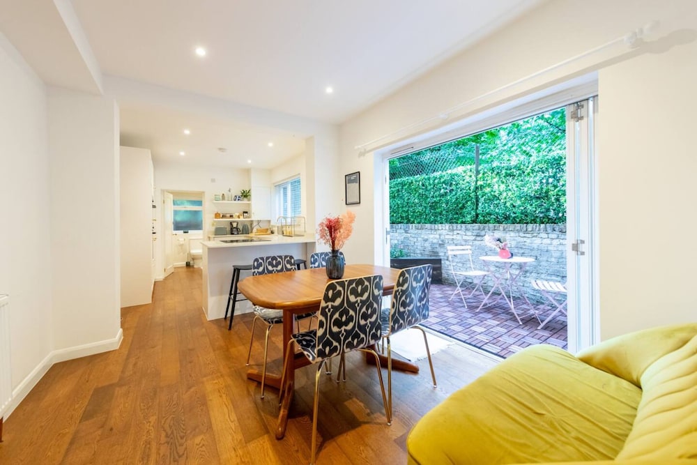 Charming 1 Bedroom Apartment in Shepherds Bush With Patio Area