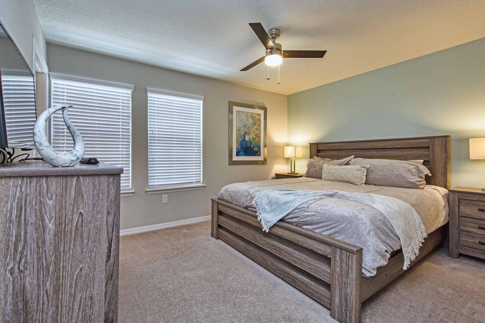 Home 8 Bdrm at Windsor Westside With Top Amenities