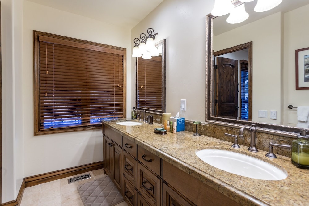 Ridgepoint at Deer Valley Resort - Three Bedroom with Hot Tub #124 3 Condo