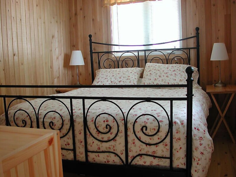 Birch Cliff Lodge on Baptiste Lake