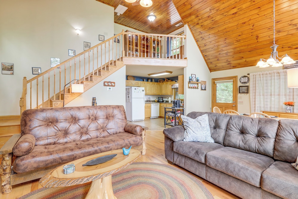 Year-round Mtn View: Pet-friendly Murphy Retreat