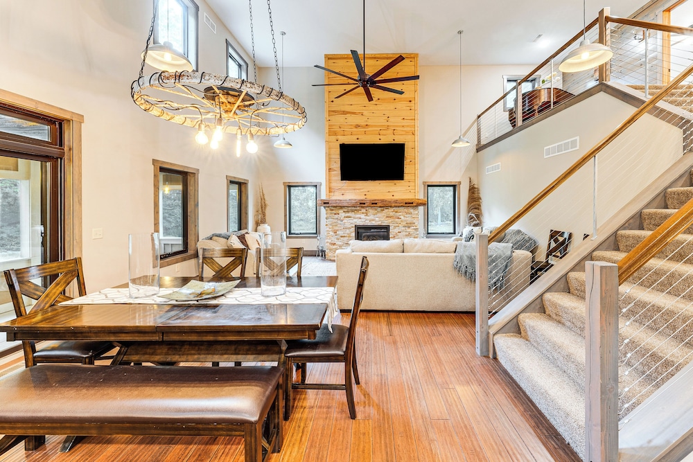 Luxe Barndominium Retreat Near Blue Spring Lake!