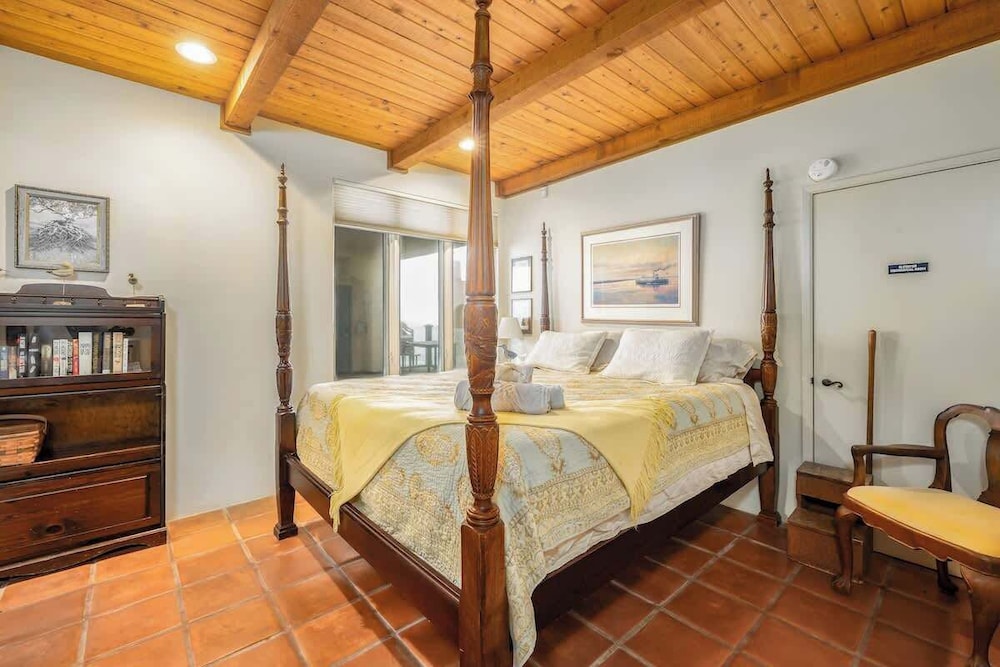 4 Bedroom With Pool in Oceanside