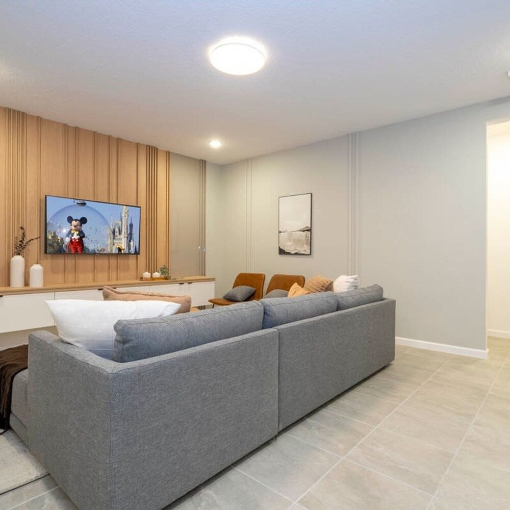 6152 Fantastic Spacious Home for Your Family